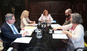 La alcaldesa de València, María José Catalá, se reúne con representantes de Sant Joan de Déu.